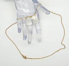 Cargar imagen en el visor de la galería, Escapulario Virgen del Carmen. Camafeo en Nácar