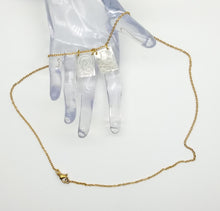 Cargar imagen en el visor de la galería, Escapulario Virgen del Carmen. Camafeo en Nácar