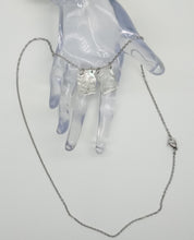 Cargar imagen en el visor de la galería, Escapulario Virgen del Carmen. Camafeo en Nácar