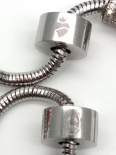 Cargar imagen en el visor de la galería, Pulsera Detente Virgen y Corazón de Jesús con accesorios
