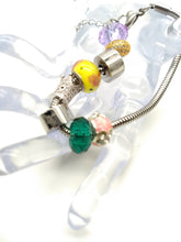 Cargar imagen en el visor de la galería, Pulsera Detente Virgen y Corazón de Jesús con accesorios