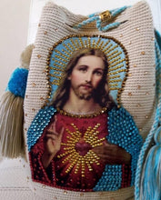 Cargar imagen en el visor de la galería, Bolsos en pedreria tipica con la Virgen