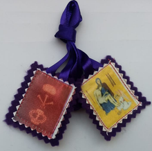 Cargar imagen en el visor de la galería, Escapulario Morado pequeño 4,5 x 4 cm