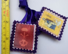 Cargar imagen en el visor de la galería, Escapulario Morado pequeño 4,5 x 4 cm