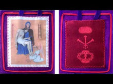 Cargar y reproducir el video en el visor de la galería, Escapulario Morado pequeño 4,5 x 4 cm