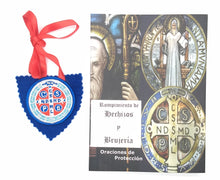 Cargar imagen en el visor de la galería, Escapulario San Benito y libro Oraciones de Protección
