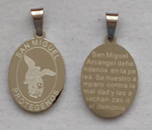 Cargar imagen en el visor de la galería, Medalla san Miguel Arcangel con oracion al respaldo
