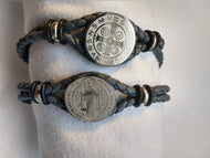 San Benito, pulsera en cuero gris trenzado.