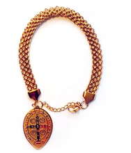 Cargar imagen en el visor de la galería, Pulsera tejido plano con medalla de San Benito alargada
